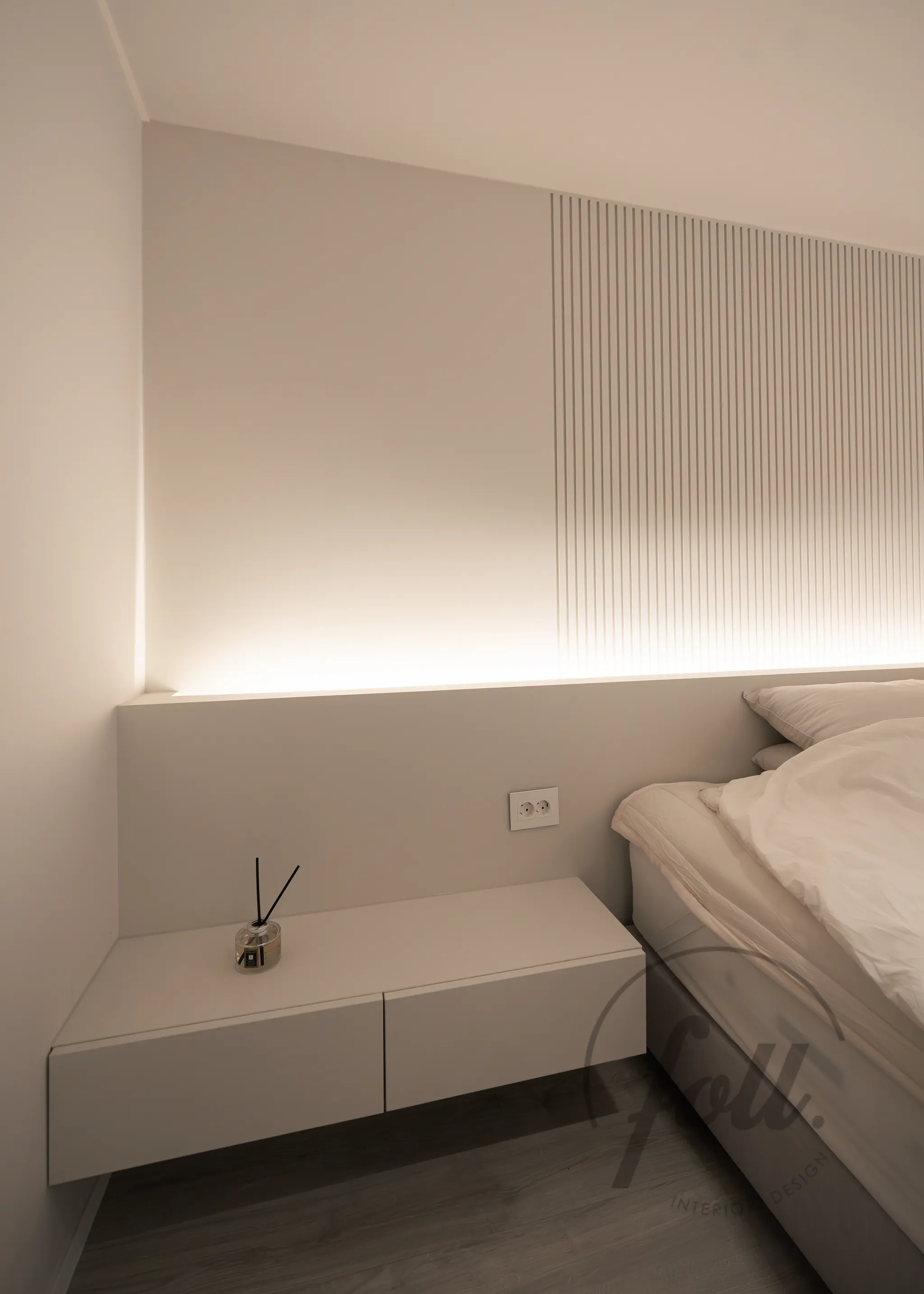 제작된 침대 협탁