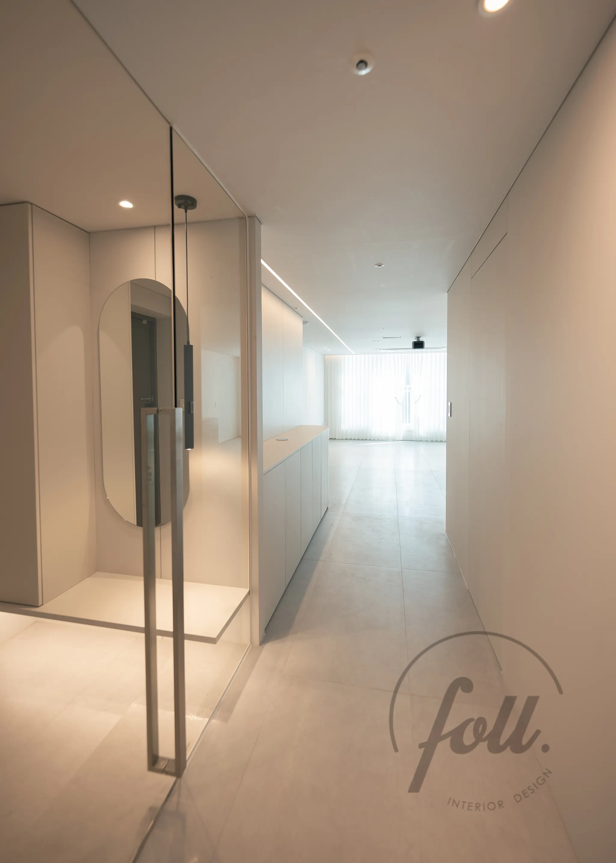 복도에서 보이는 현관 중문