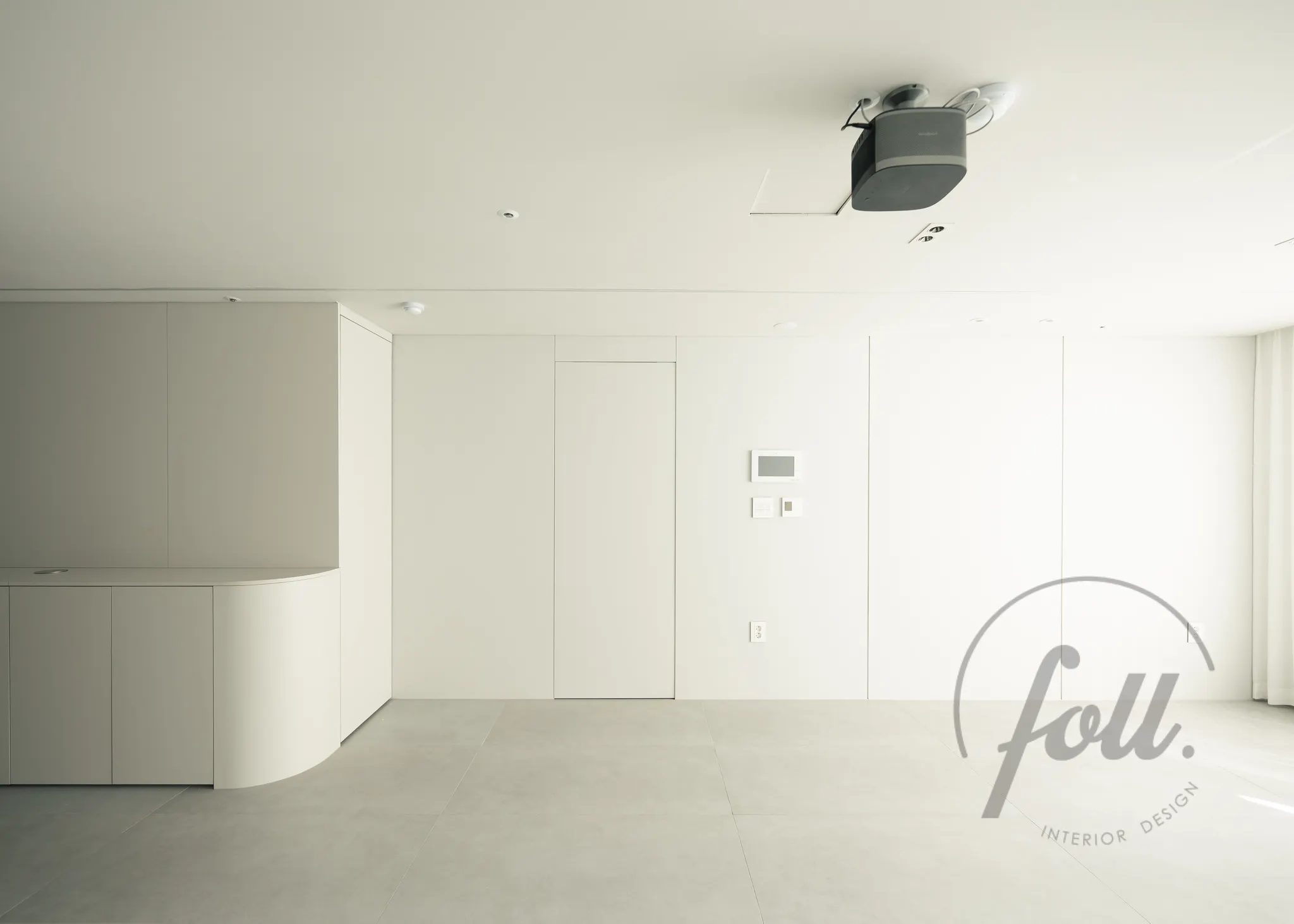 히든도어를 통한 거실 인테리어