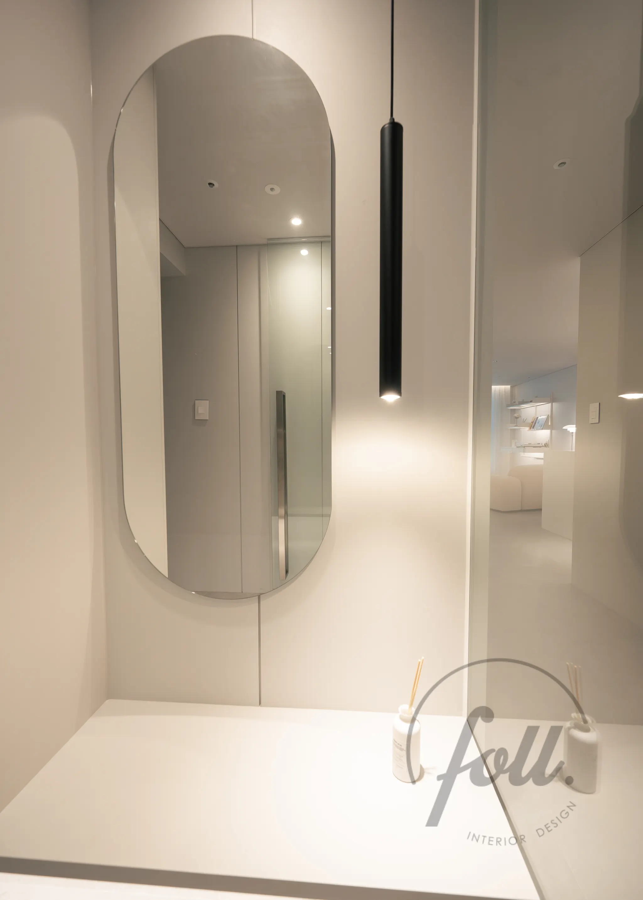 거울 과 조명으로 포인트를 준 현관