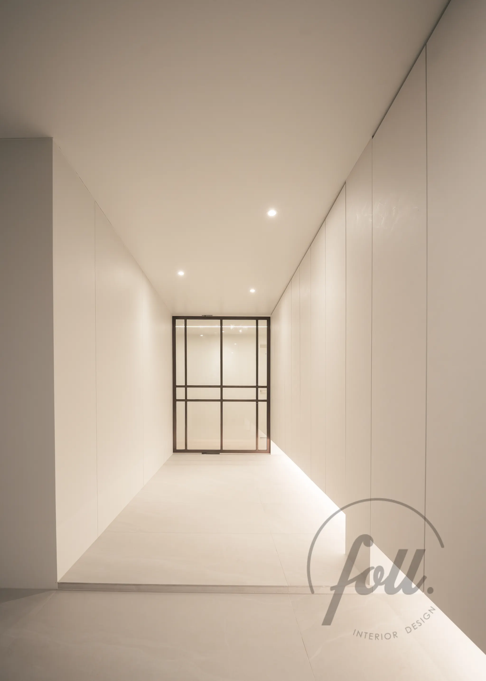 조명이 켜진 현관 인테리어