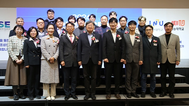 ‘2026 RISE사업 인-재 컨소시엄 공동 성과공유회’에 참석한 주요 내빈 및 관계자 단체 기념 촬영